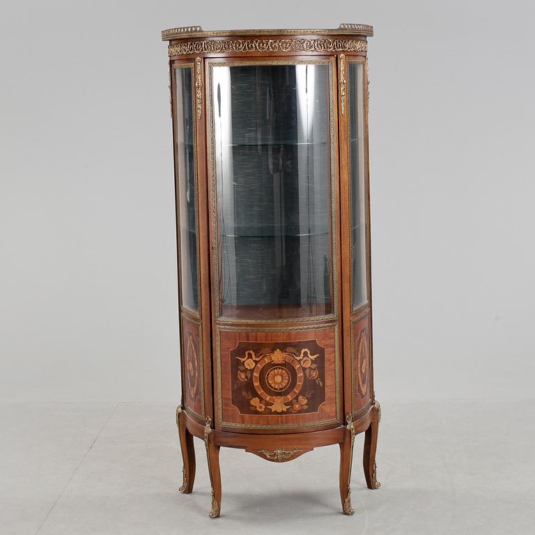 VITRINSKÅP, Louis XVI stil, 1900-talets andra hälft.