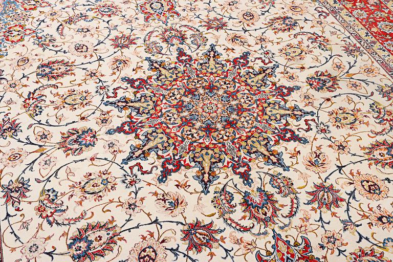 An Esfahan carpet, part silk, ca. 372 x 255 cm.