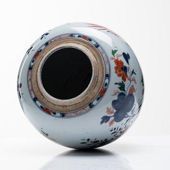 A famille rose jar, Qing dynasty, Qianlong (1736-95).