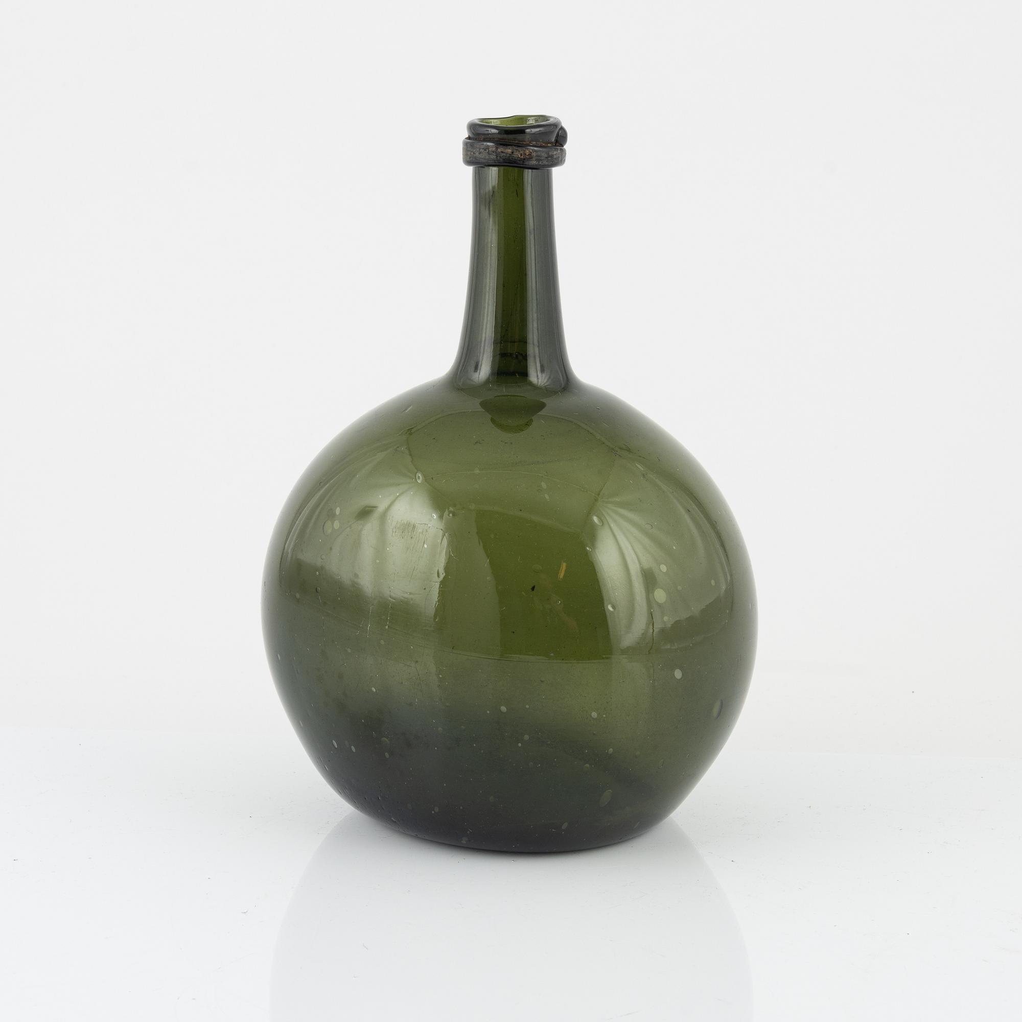 A glass bottle, 18th/19th century.