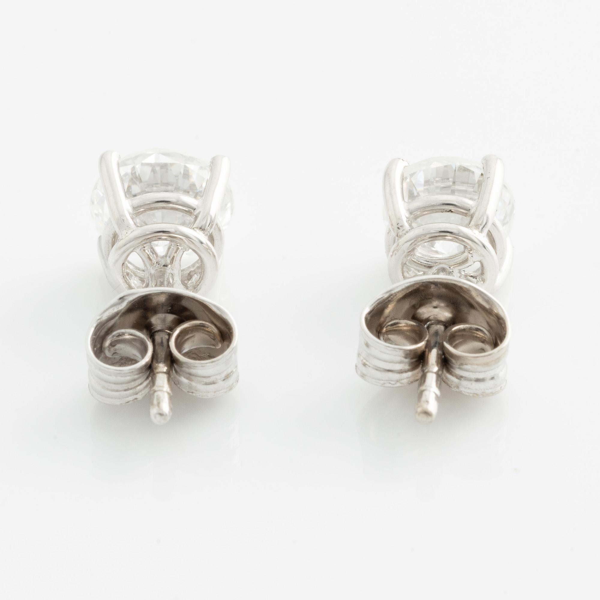 Örhängen, ett par, med briljantslipade diamanter.