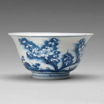 729. A blue and white bowl, Qing dynasty, Kangxi (1662-1722), with Chenghua six character mark.