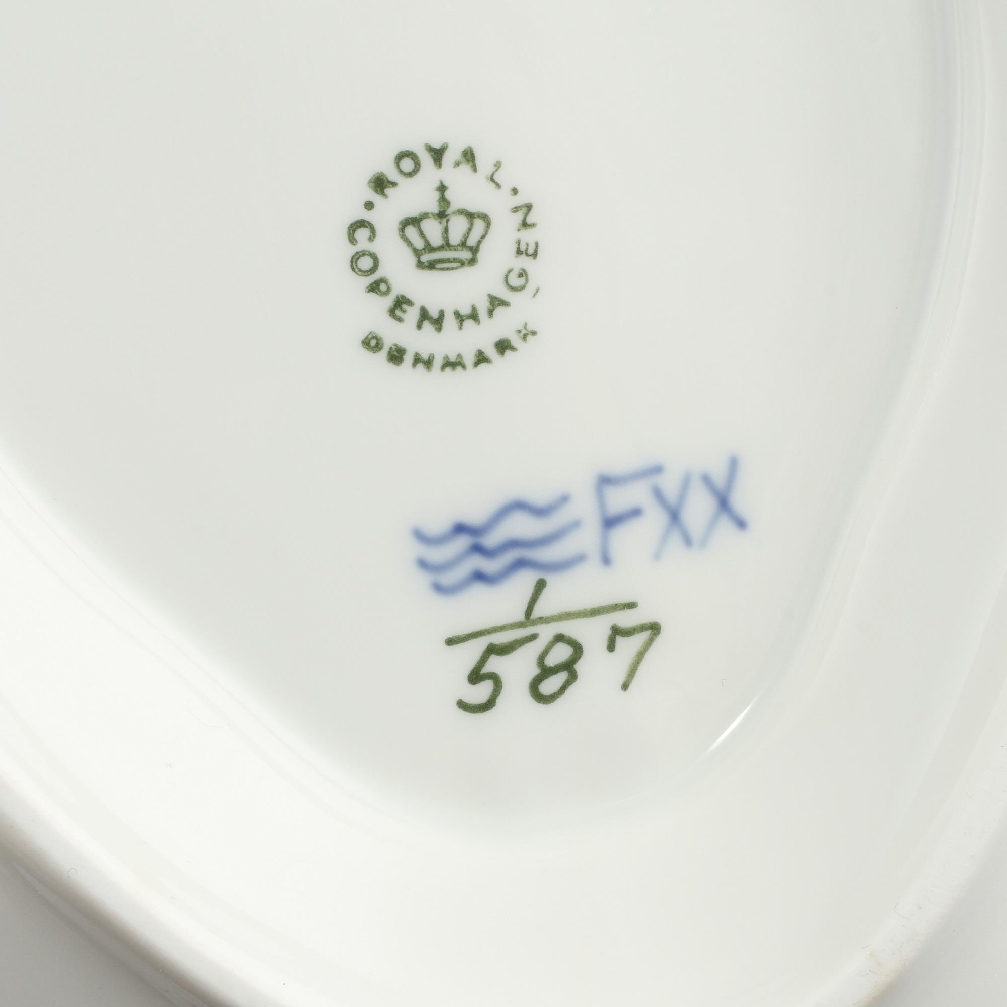 MATSERVISDELAR, 49 st, porslin, "Musselmalet", Royal Copenhagen, 1900-talets andra hälft.