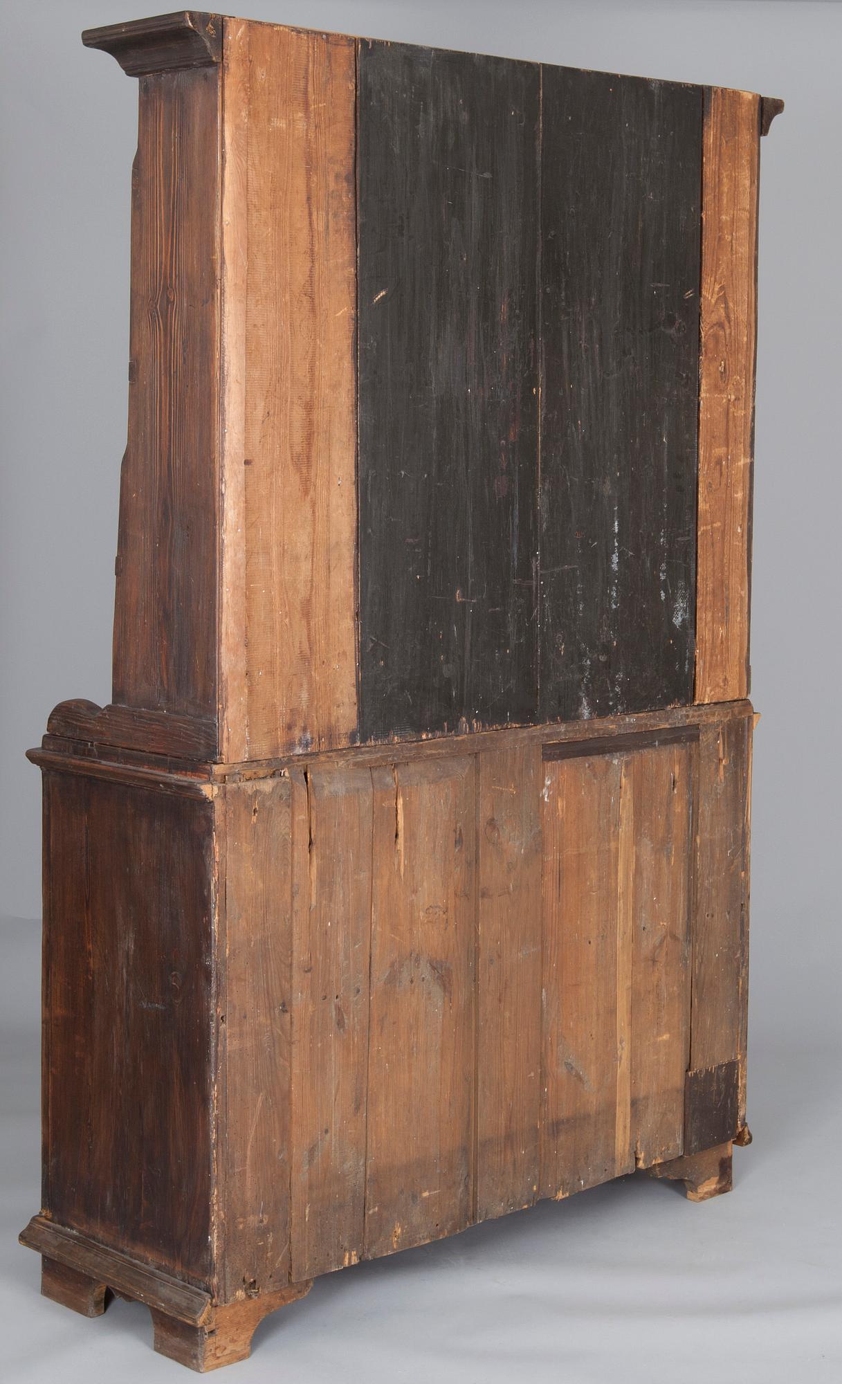 SKÅP MED TALLRIKSHYLLA, Allmoge, 1800-tal.