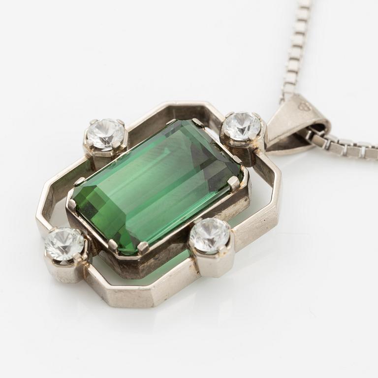 A pendant in 18K white gold with a faceted tourmaline.