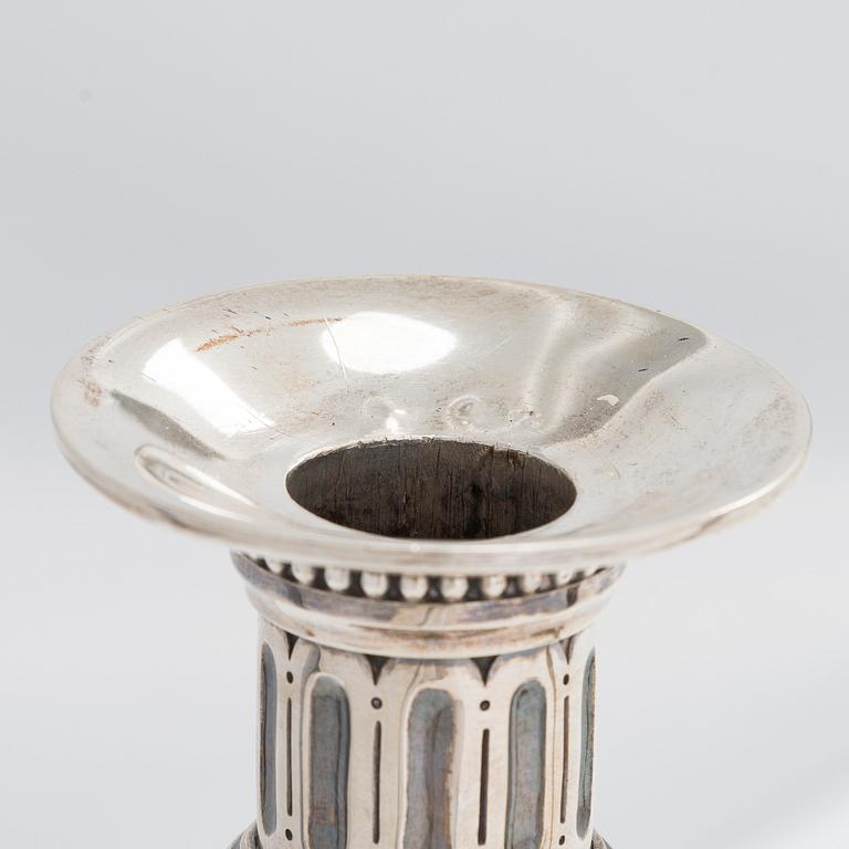 Ljusstakar, ett par, silver,  Louis XIV-stil, Holland, 1900-tal. G C Reeser en Zn (verksam 1885–1925 Den Haag).