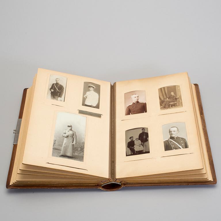 FOTOALBUM, innehållande 56 stycken fotografier, Ryssland, omkring år 1900.