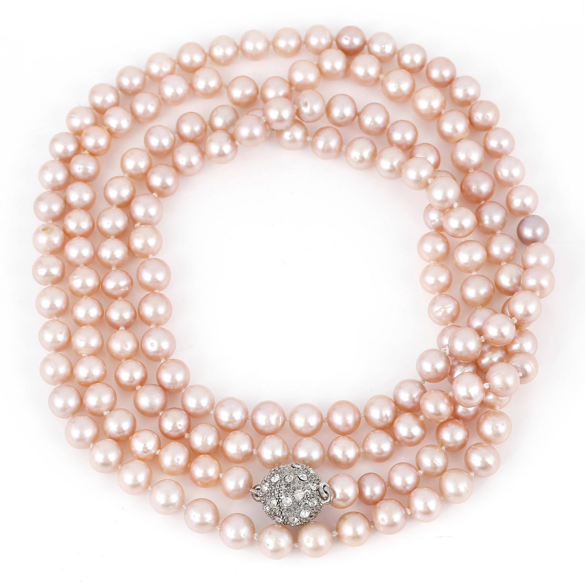 COLLIER, med rosa, odlade pärlor och magnetiskt, försilvrad lås.