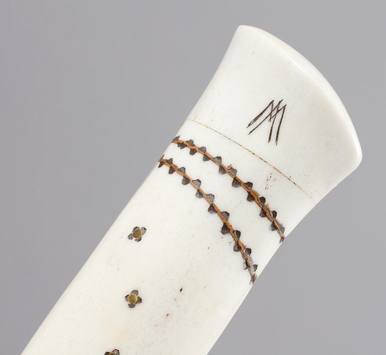 KNIVAR, 2 st, monogramsignerade MA? respektive R, 1900-tal.
