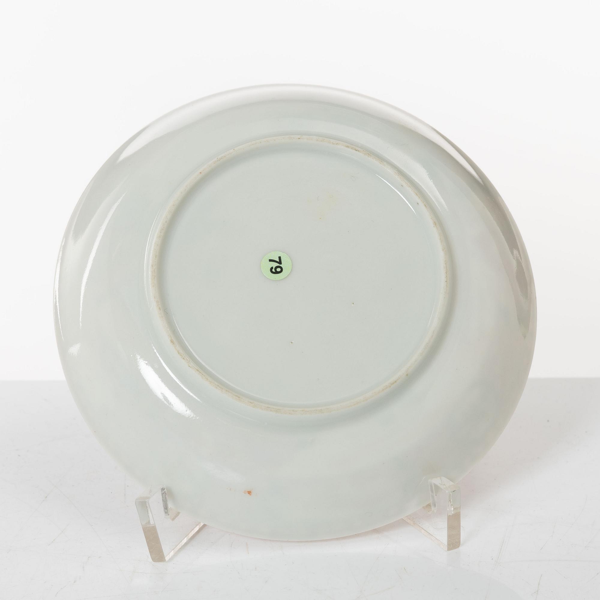 A Chinese export porcelain creamer with cover and two cups, Qing dynasty, 18th century.