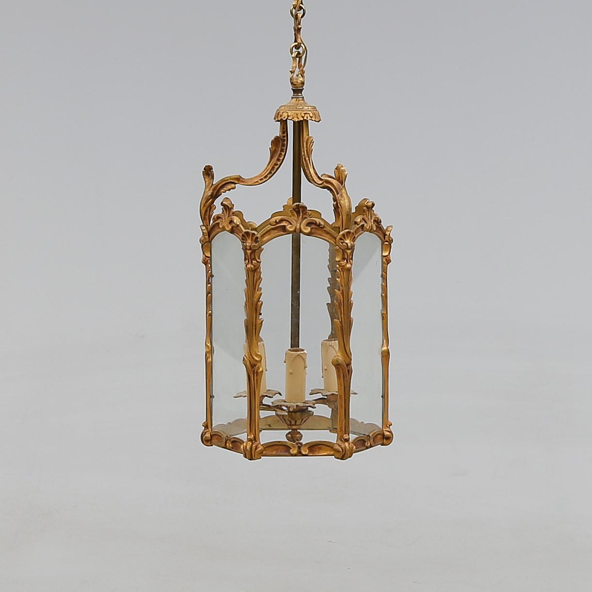 TAKLYKTA, rokokostil, 1900-talets första hälft. Höjd 54 cm.