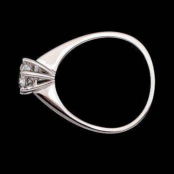 RING, 18 k vitguld, solitär briljantslipad diamant ca 1.02 ct.