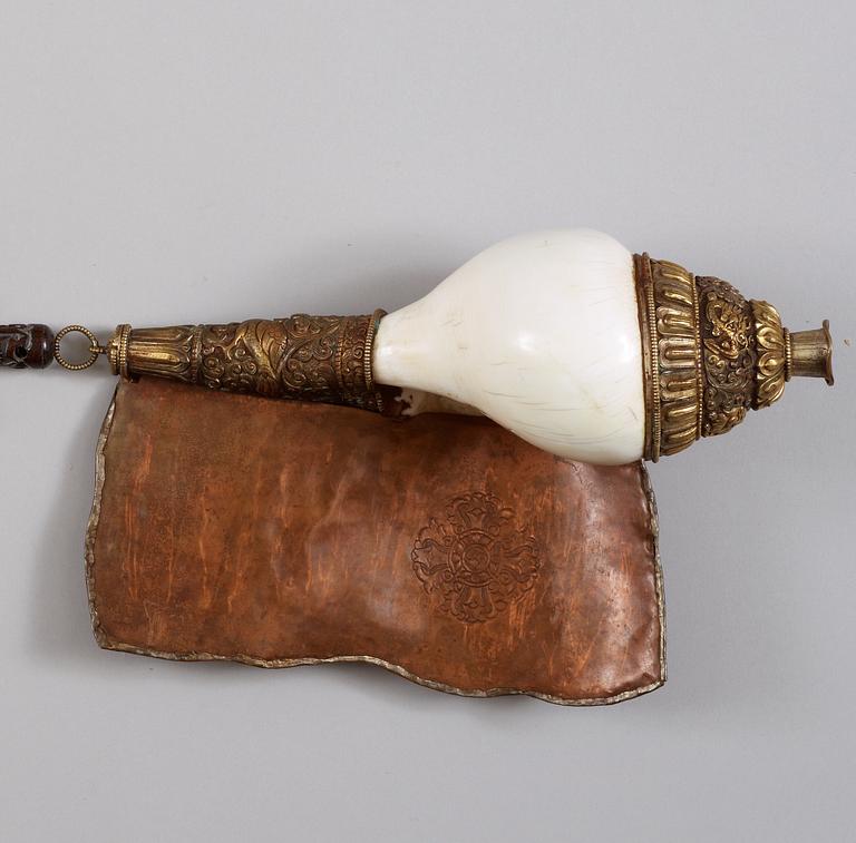 RITUELLT HORN av KONSNÄCKA, förgylld och försilvrad koppar. Tibet, Qing dynastin, 1800-tal.