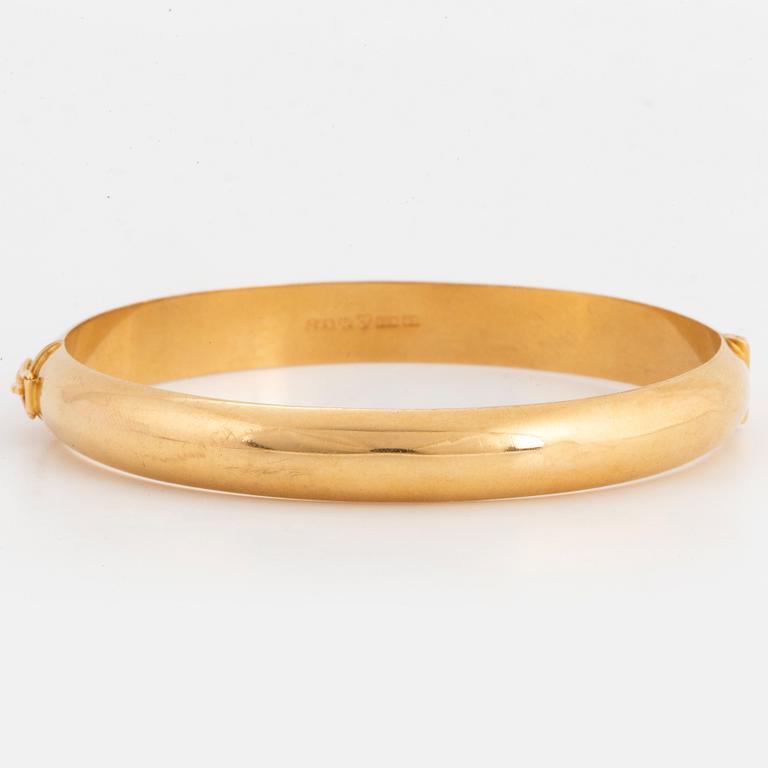 18K gold bangle.