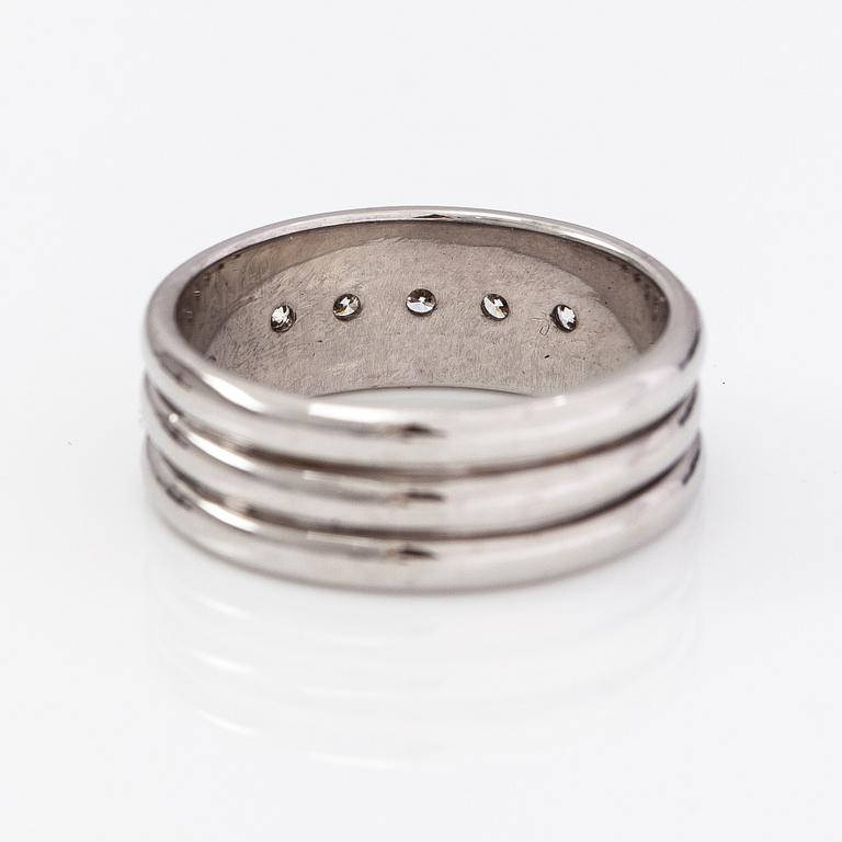 A 14K white gold ring with diamonds ca. 0.15 ct in total.