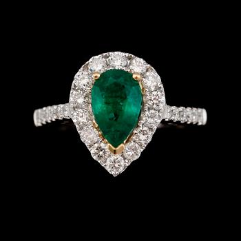 RING, 18K vitguld, smaragd ca 0.90 ct, diamanter tot ca 0.70 ct.