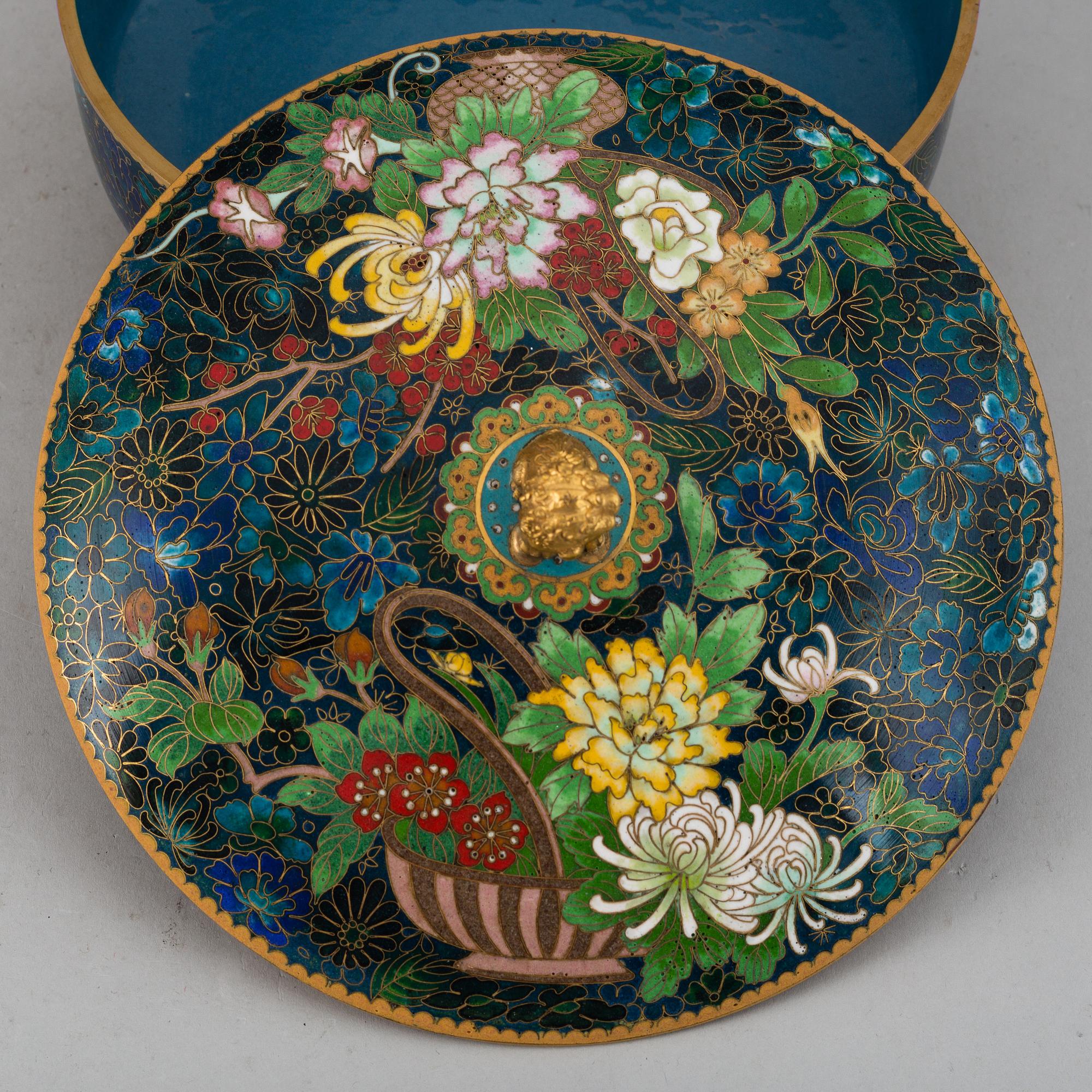 A Chinese cloisonne bowl with cover, 20th century.