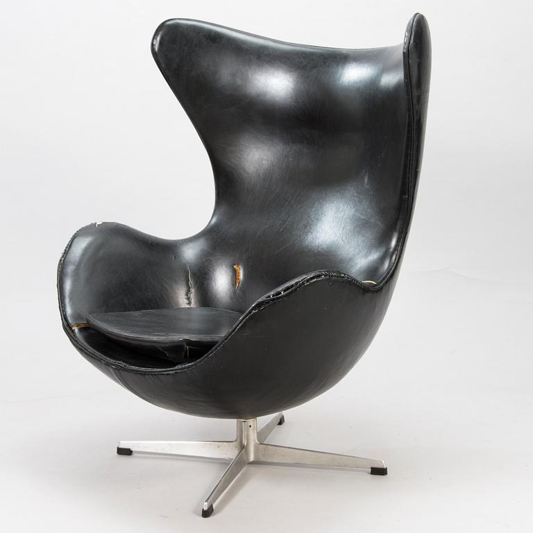 ARNE JACOBSEN, A 1960s arm chair "Egg chair" designed for Fritz Hansen, Denmark.
