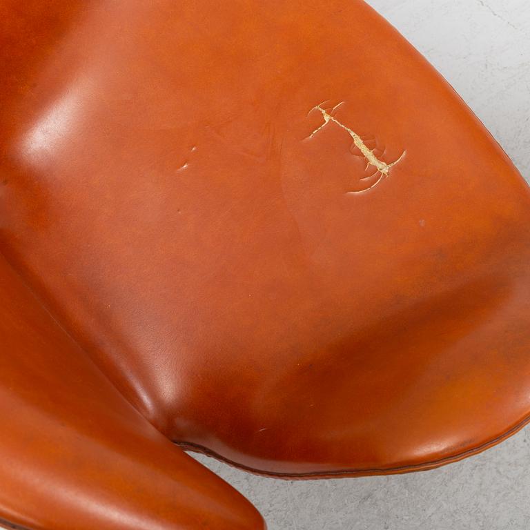 Arne Jacobsen, fåtöljer, ett par, "Svanen", Fritz Hansen, Danmark, 1968.