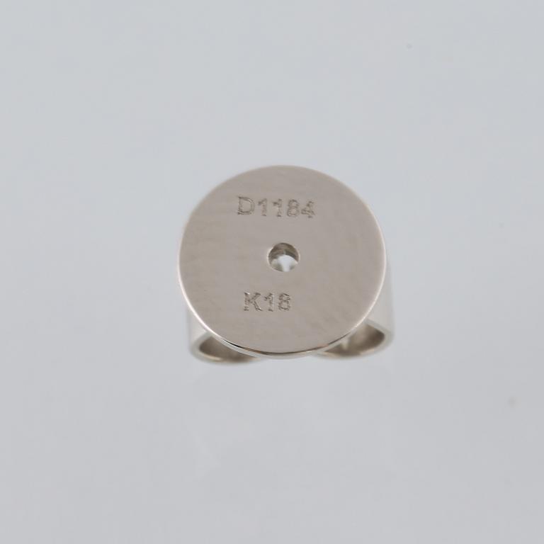ÖRHÄNGEN, 18K vitguld med 38 briljantslipade diamanter, 1.18 ct. Vikt 2,9 gram.