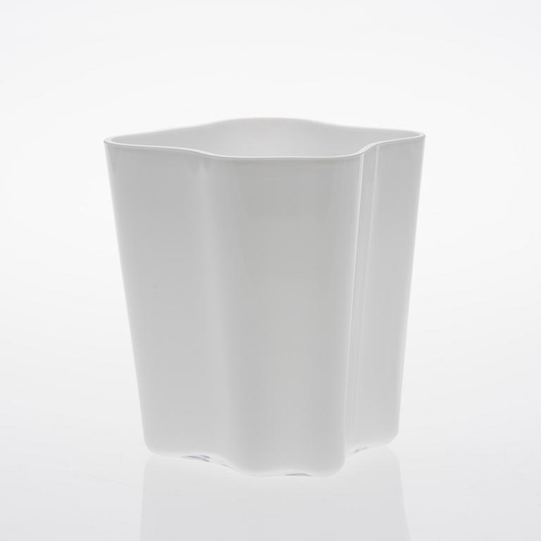 ALVAR AALTO, LASIVEISTOS, 4 OSAA. Aallon kukka. Signeerattu Alvar Aalto. Iittala, 1980/90-luku.