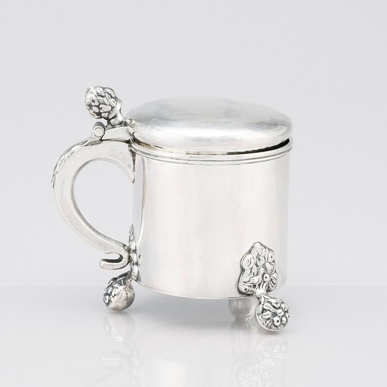 An 18th Century silver tankard. Unidentified makers mark. Possibly Marienburg, about 1720.
