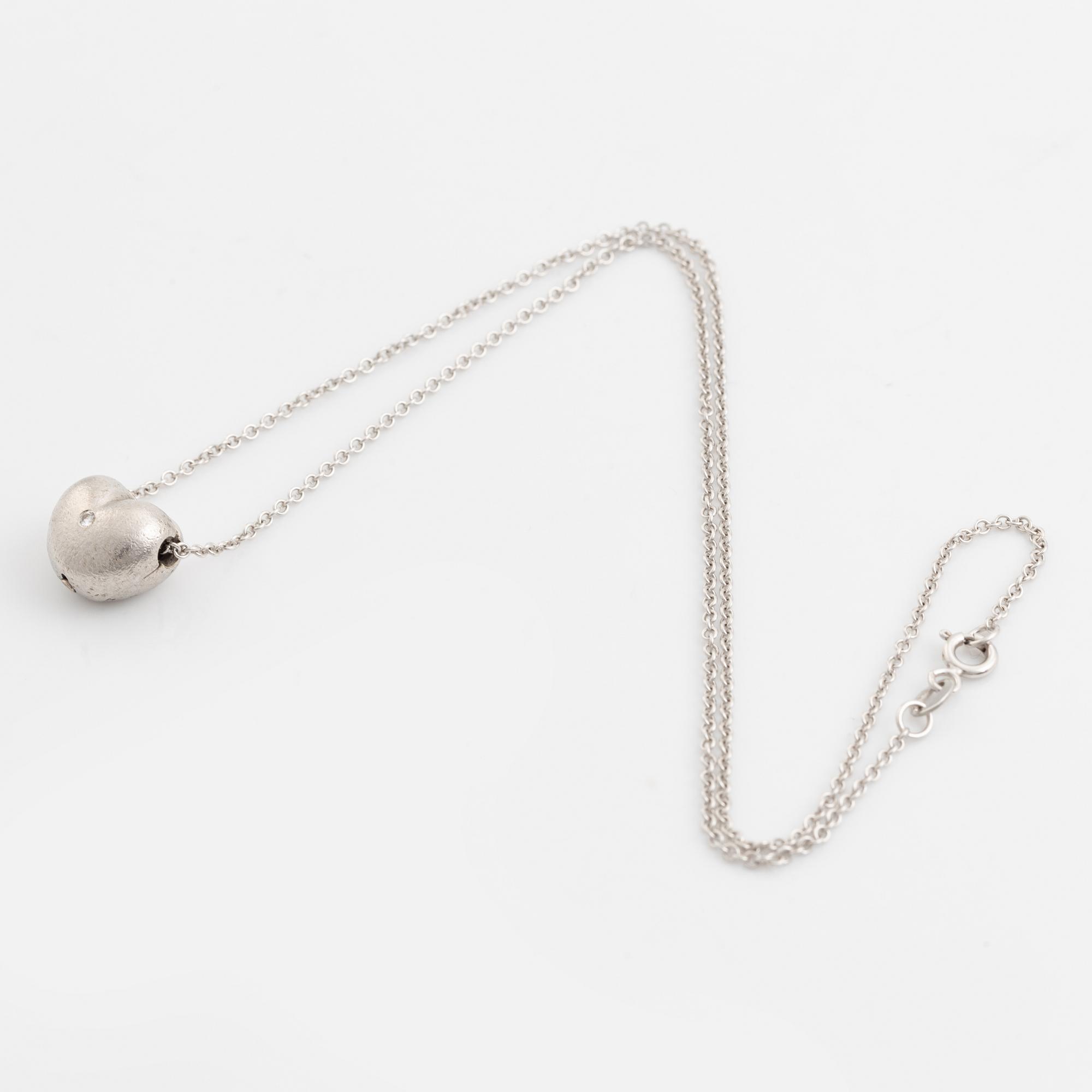 Ole Lynggaard, lås hjärta 14K vitguld med liten briljantslipad diamant, samt medföljande kedja 18K vitguld.