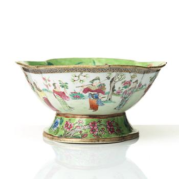 A famille rose serving dish, Qing dynasty, circa 1900.