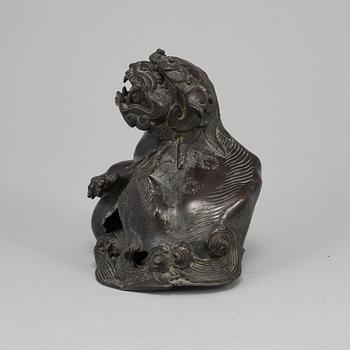 A bronze figure of a buddhist lion, Qing dynasty, circa 1900.