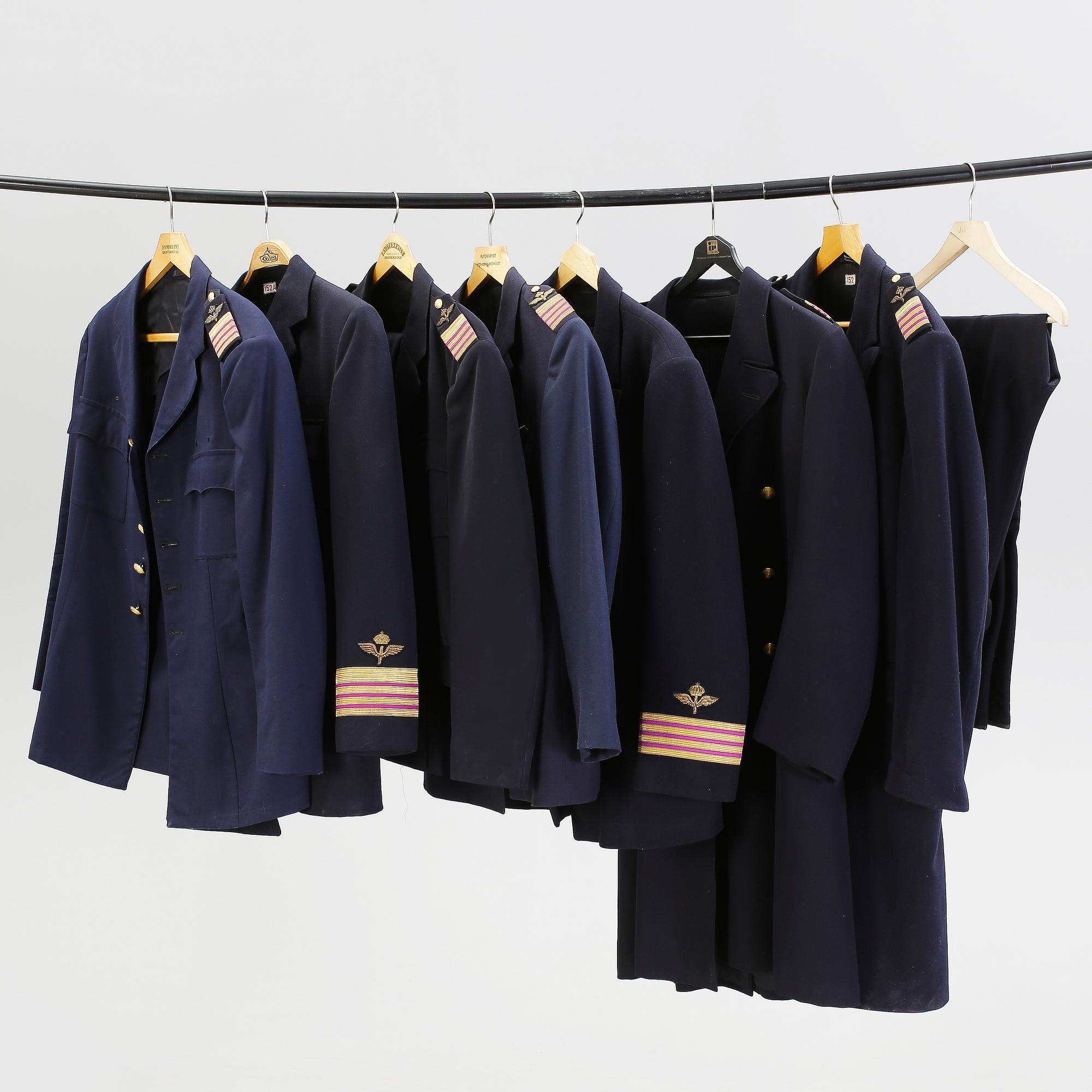 FLYGUNIFORMSJACKA, BYXA OCH FLYGUNIFORMSROCKAR, totalt 8 delar. Flygvapnet, en daterad F3 1952.