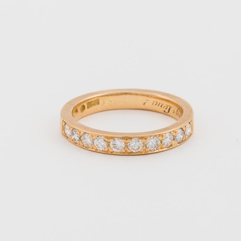 HALVALLIANSRING med briljantslipade diamanter.
