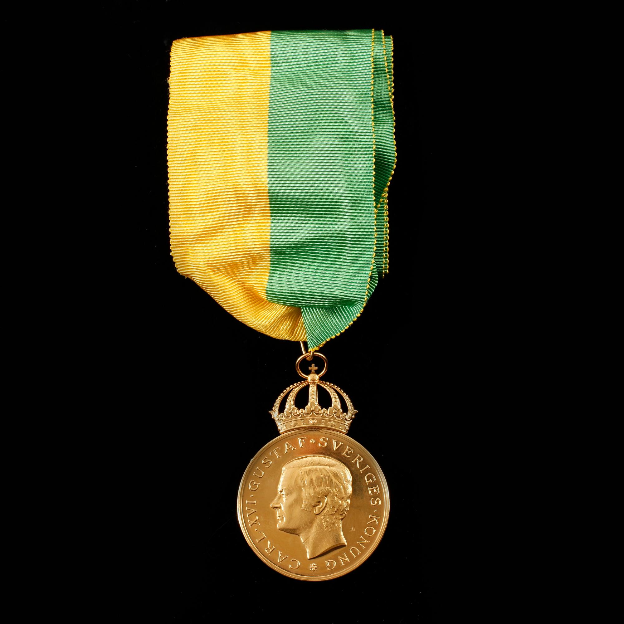 MEDALJ, 18k guld, Carl XVI Gustaf, Kungl. patriotiska sällskapet, bär datering 1975. Vikt ca 32g.