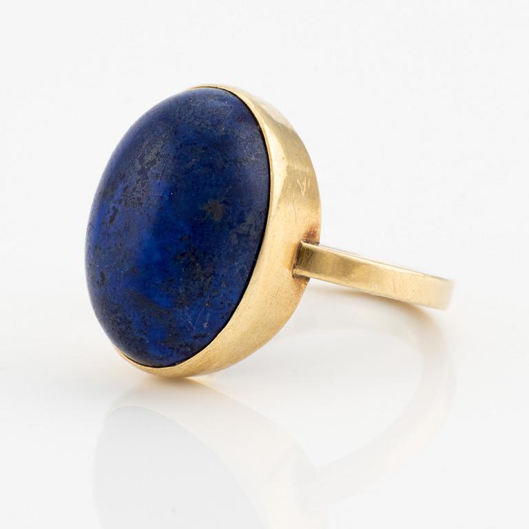 Wiwen Nilsson, an 18K gold ring with cabochon-cut lapis lazuli, Lund 1952.