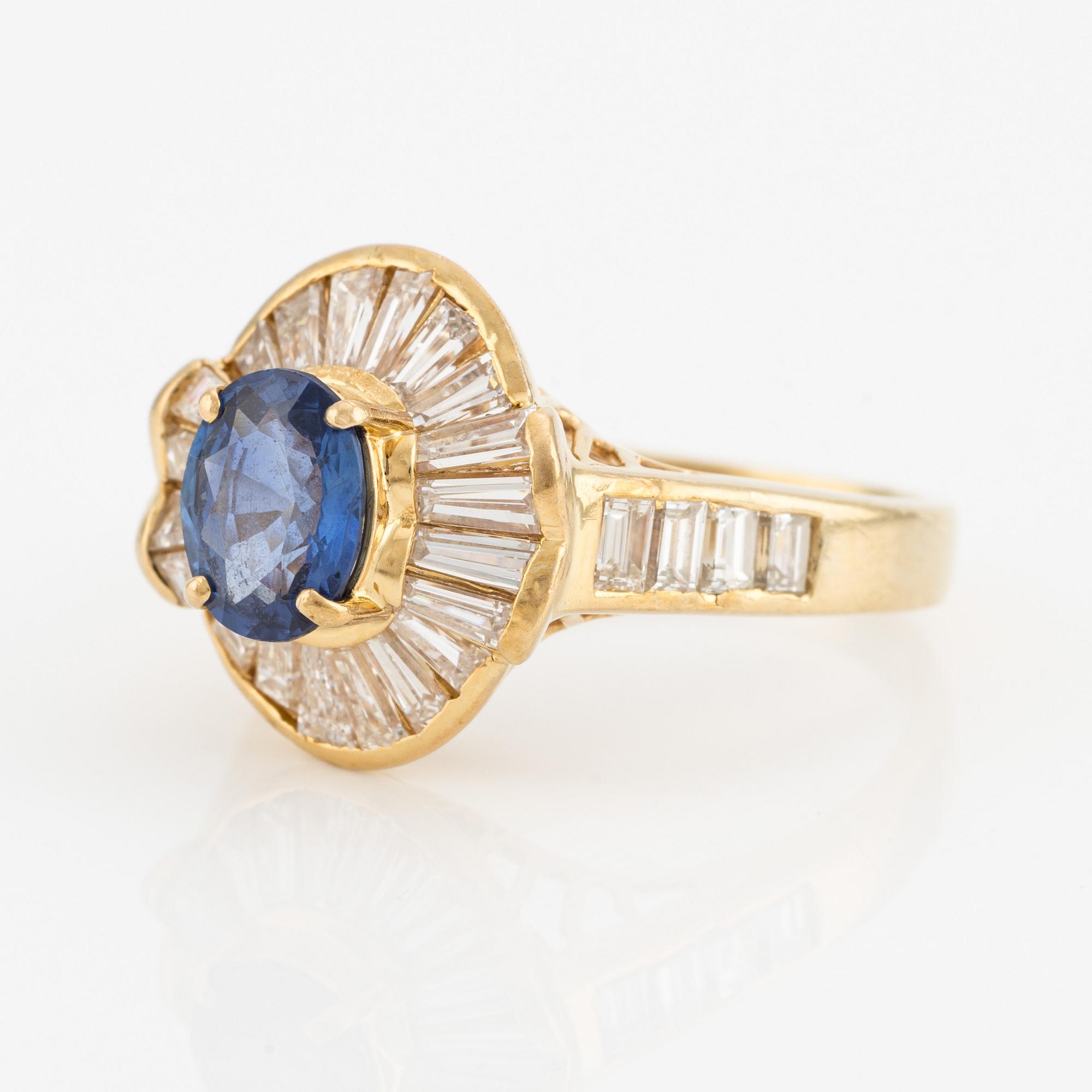 Ring, 18K guld med safir och baguetteslipade diamanter.
