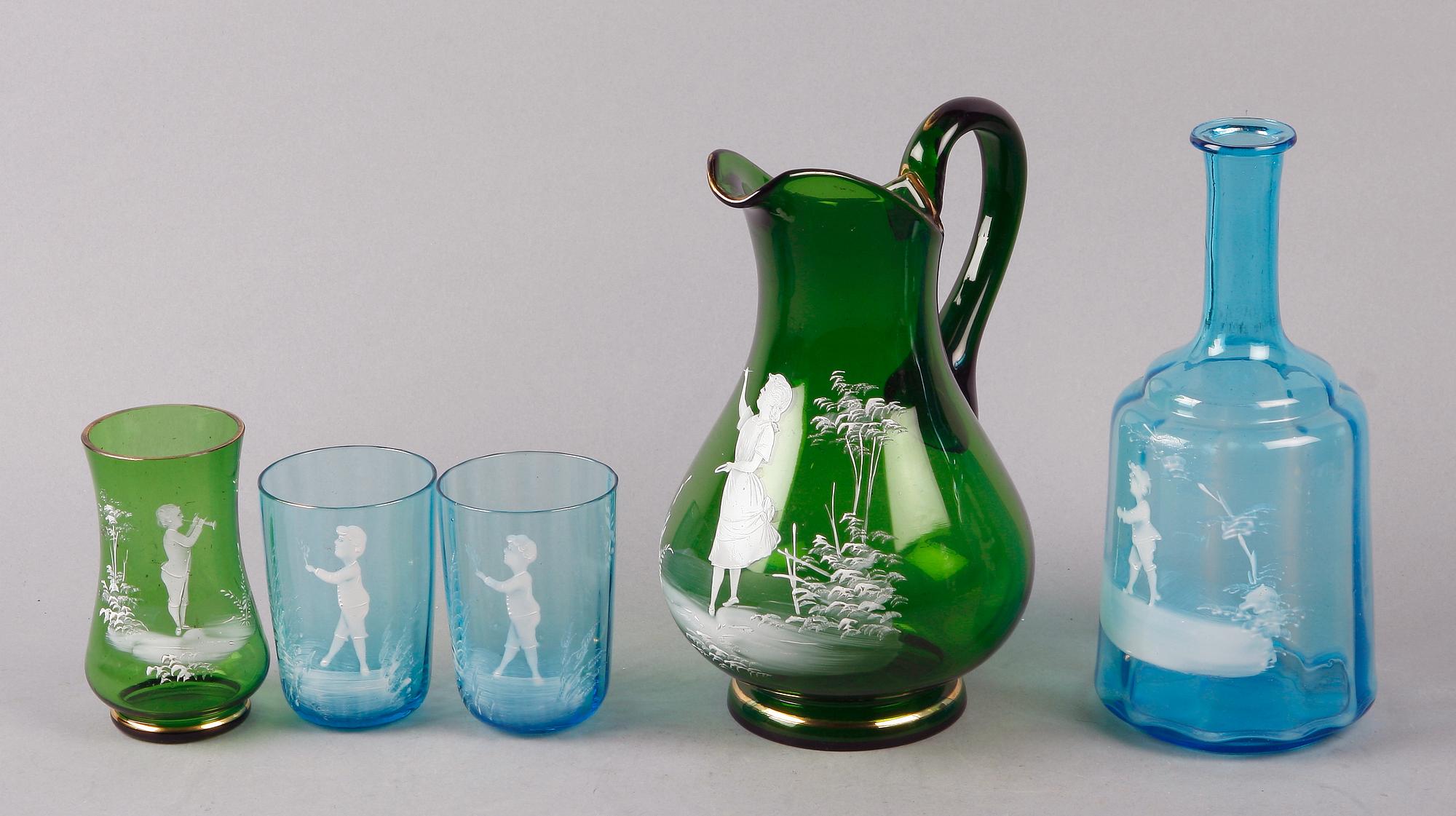 KARAFFER 2 st, samt GLAS 3 st, glas, sk Mary Gregory, 1900-tal.
