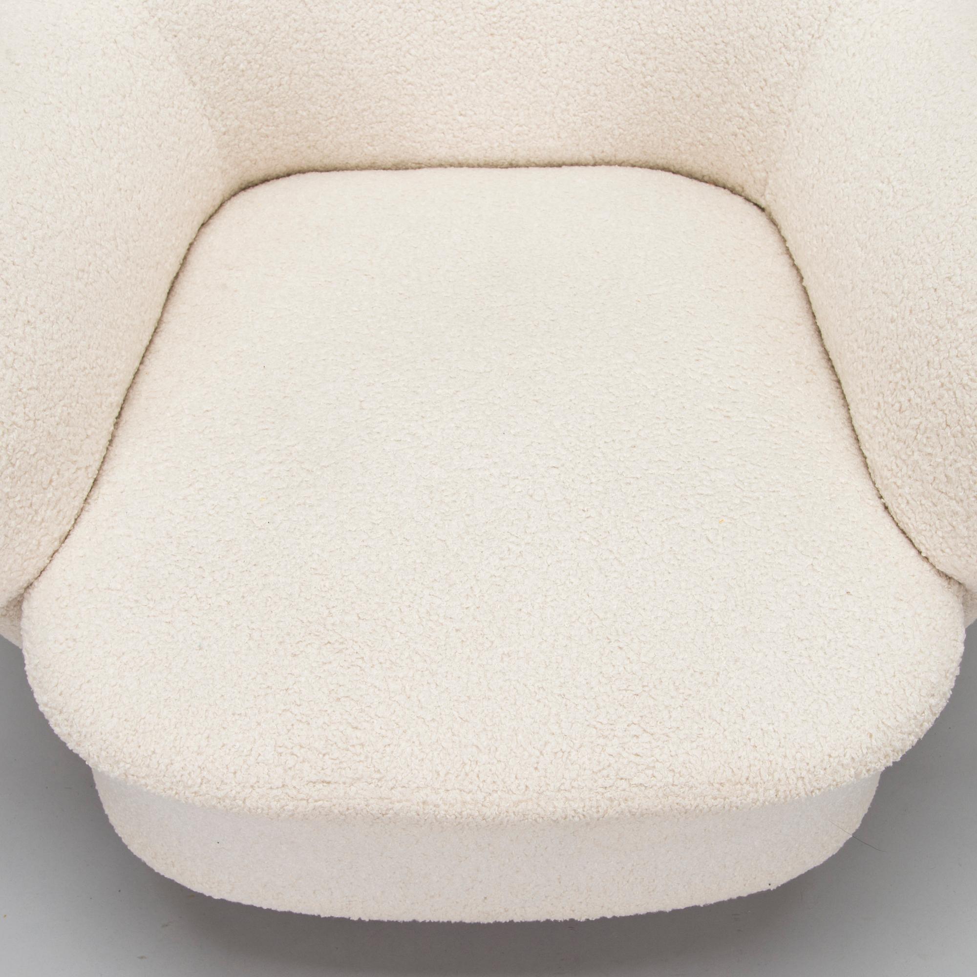 A mid-20th-century armchair.