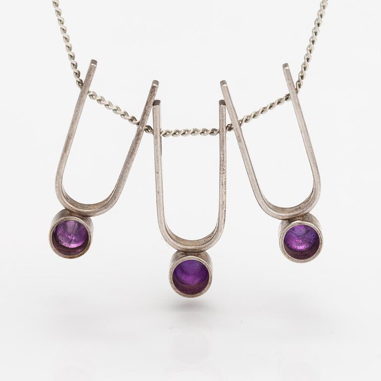 Elis Kauppi, A silver neckalce with amethysts. Kupittaan kulta, Turku 1959.