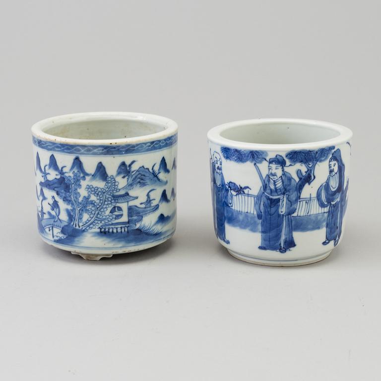 Two blue and white porcelain pots, Qing dynasty, late 19th century.