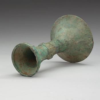 RITUELLT VINOFFERKÄRL (Gu), brons. Shang dynastin (1600-1046 f.Kr).