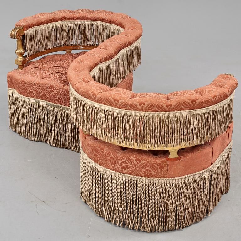 SOFFA, s k fästmanssoffa, 1800-talets andra hälft.