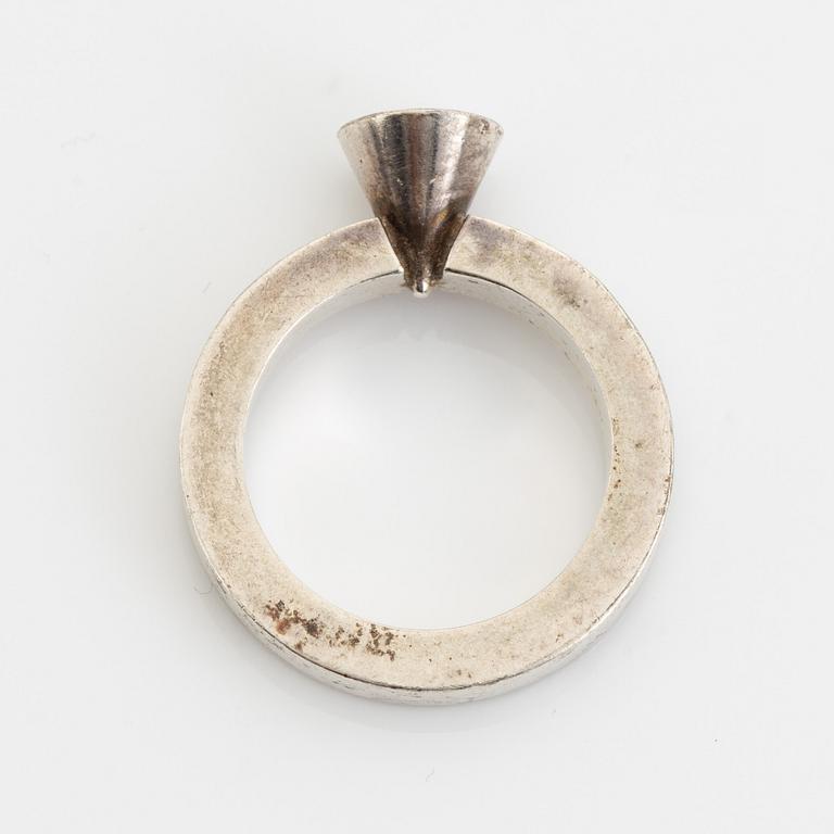 Ring, Glenn Roll, silver med briljantslipad diamant.