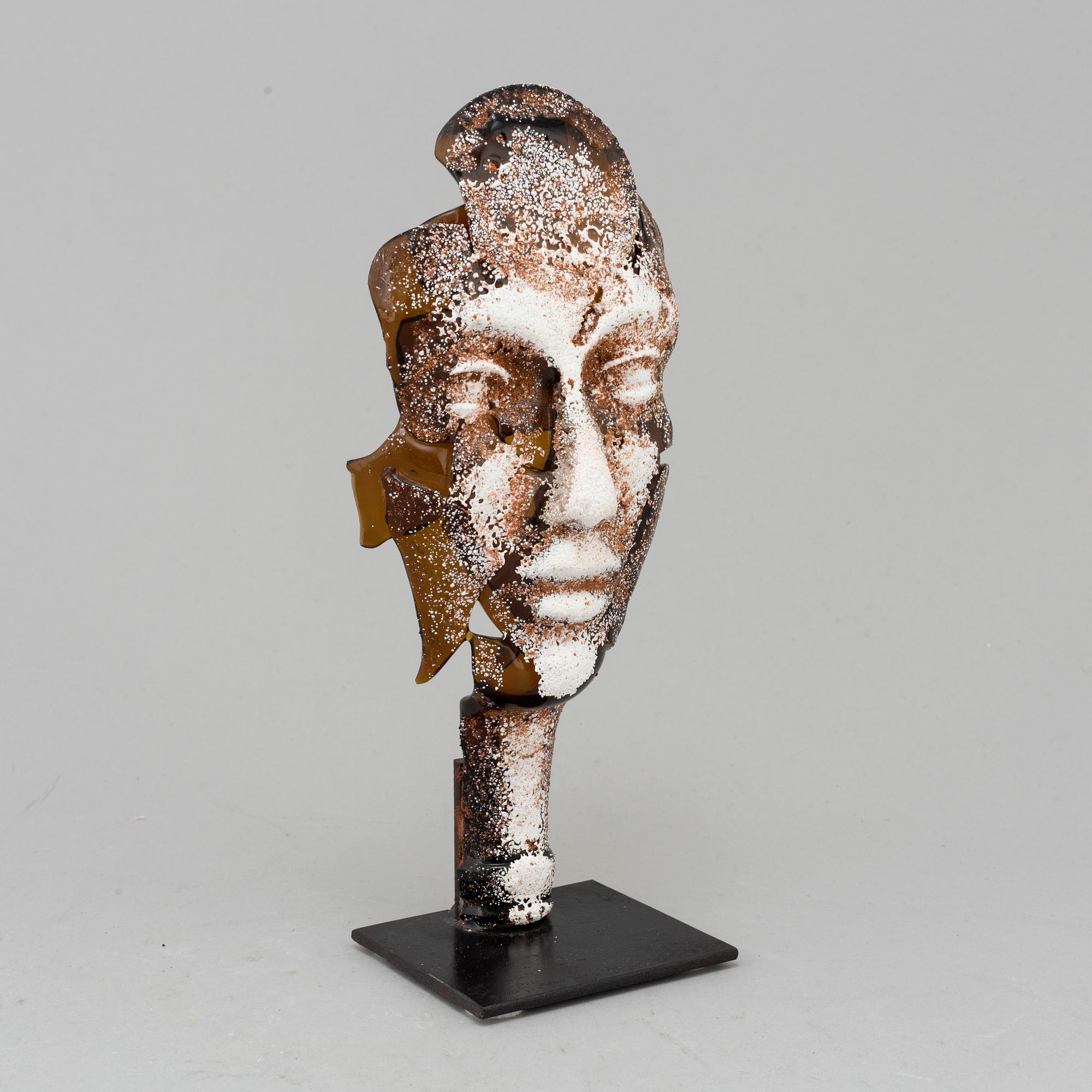A signed glass sculpture by Bhörj Ekegren.