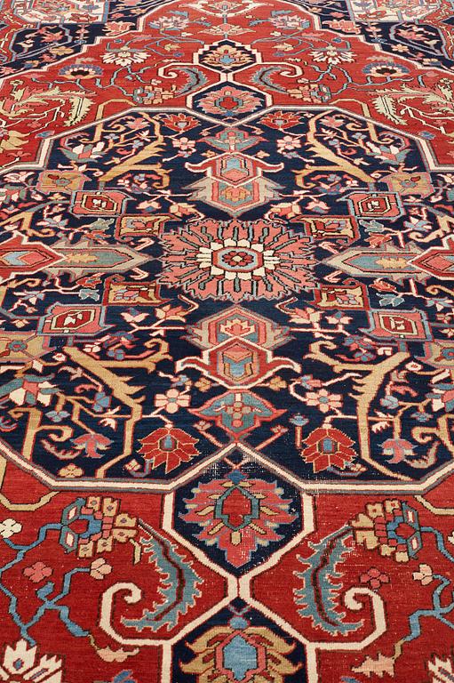 A carpet, an antique Heriz, ca 564,5 x 587,5 x 376,5-380 cm.