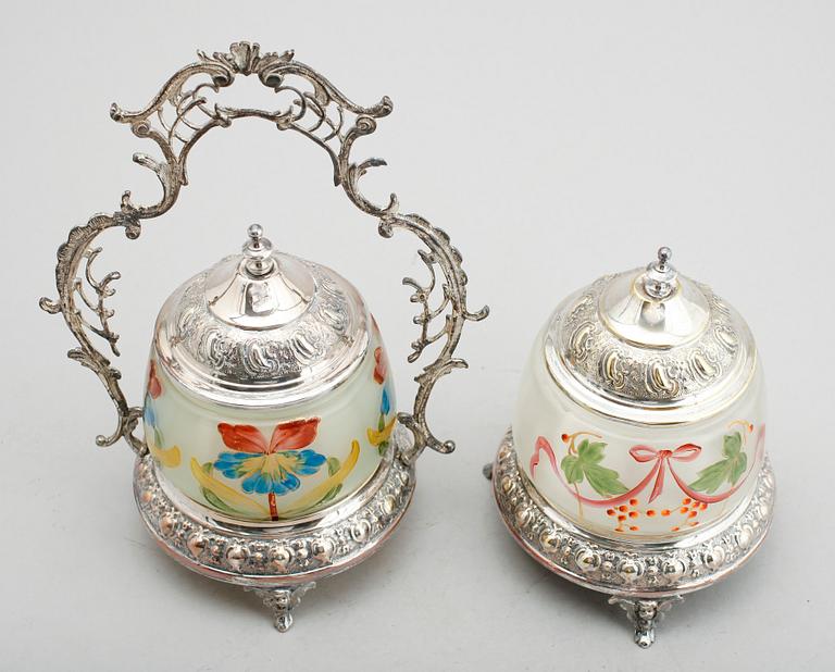 BONBONNIERER, 2 st, nysilver och glas, sekelskiftet 1800-/1900.