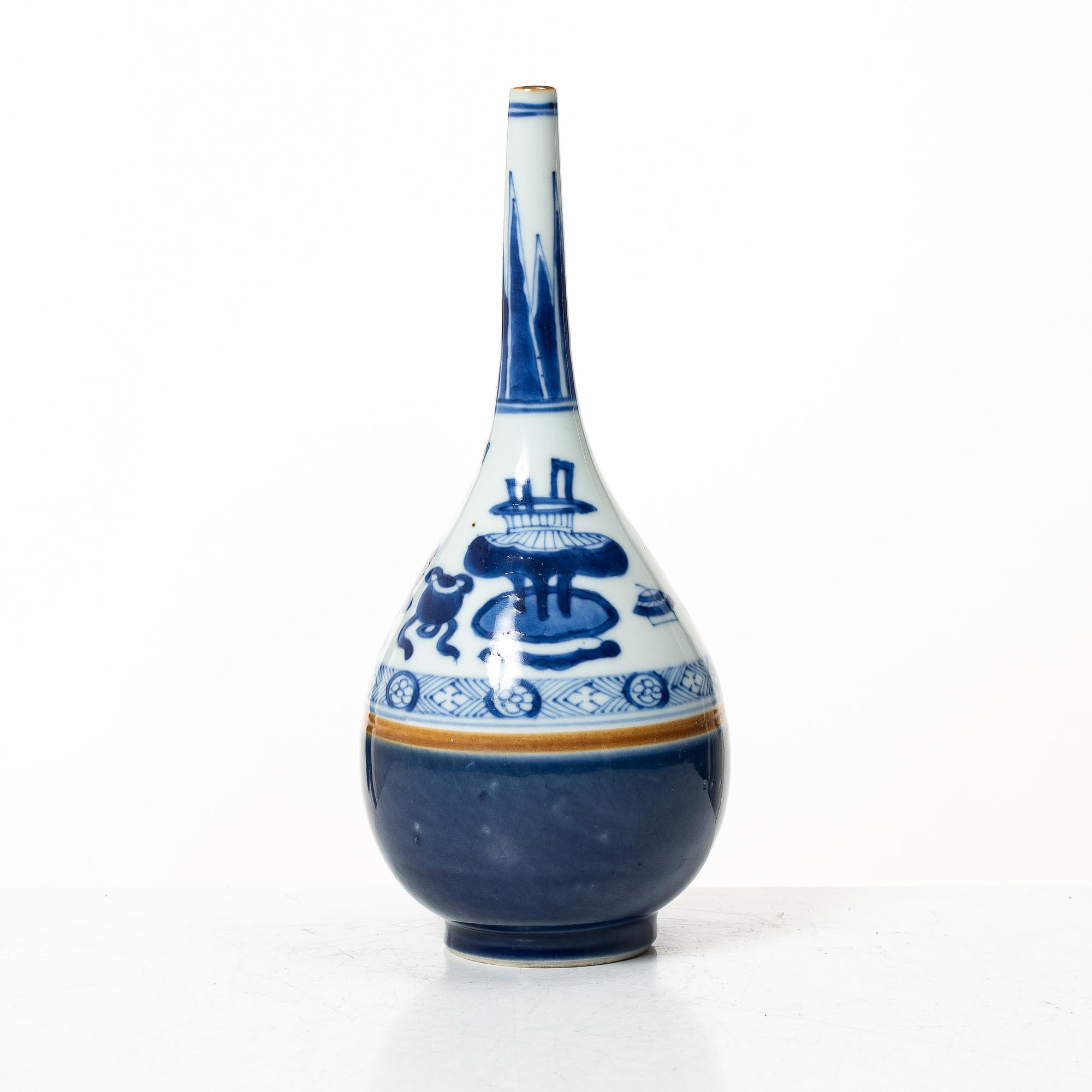 A Chinese blue and white porcelain vase / water sprinkler, Qing dynasty, Kangxi (1662-1722).