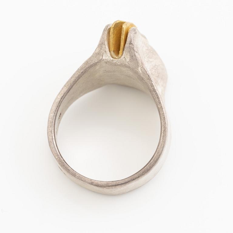 Ring, sterling silver and gilded silver.