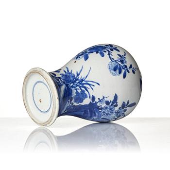 A blue and white vase, Qing dynasty, Kangxi (1662-1722).