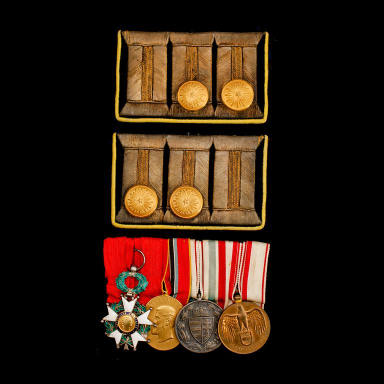 MEDALJER, 4 st samt 2 militära uniformsdetaler, 1800-/1900-tal.