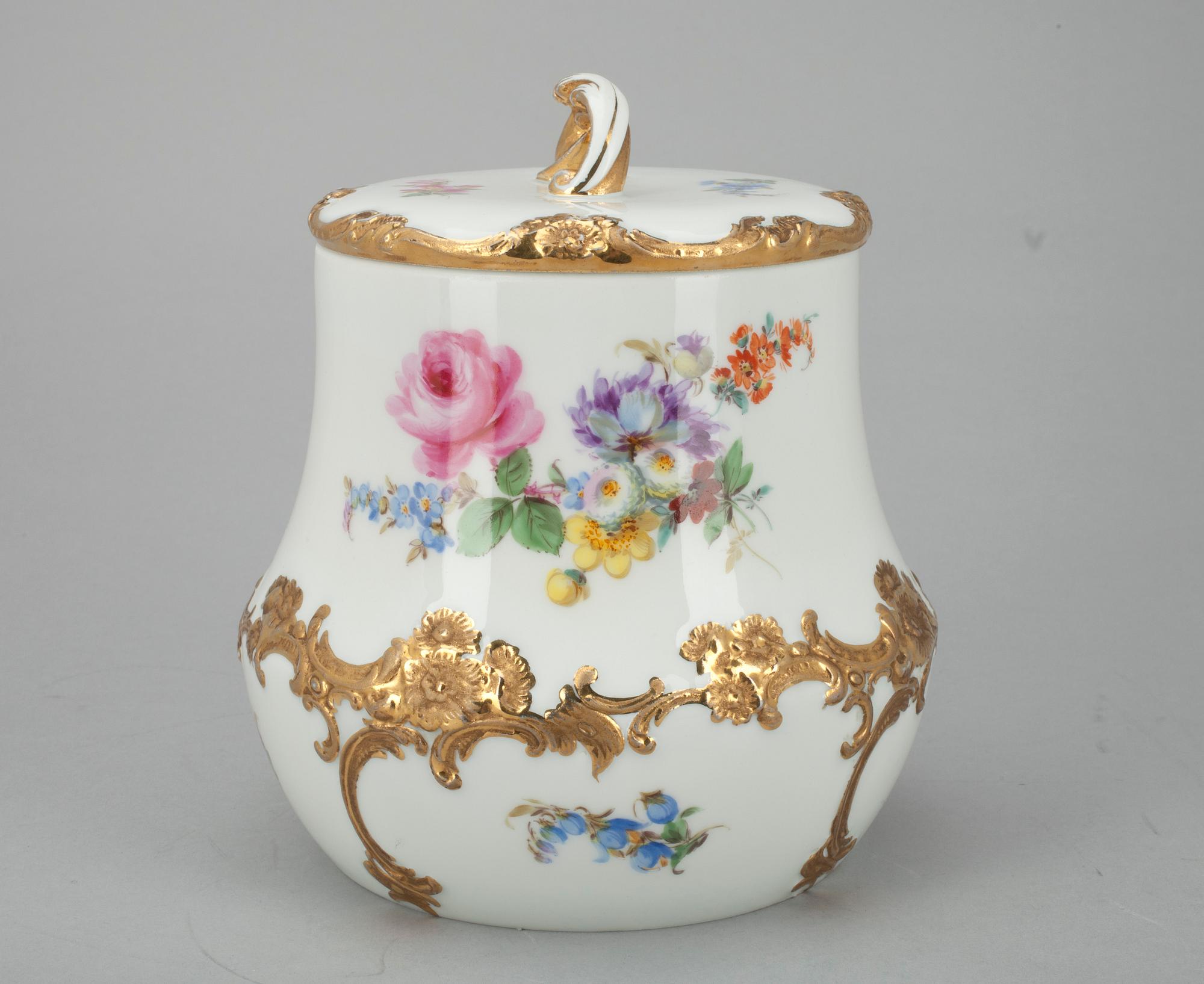 SKÅL MED LOCK, porslin, Meissen, 1900-talets början.