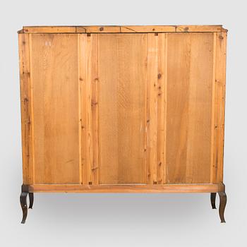 Vitrinskåp, 1900-talets första hälft.